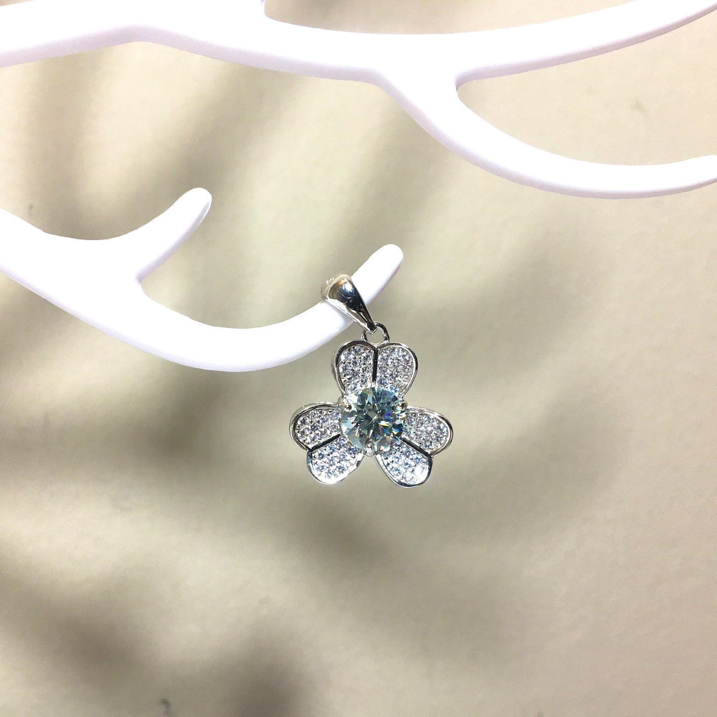 love Clover Light Blue moissanite Pendant,925Sterling Silver Necklace,Love Petals Diamond Necklace,Anniversary Birthdaygift,Wedding Jewelry,