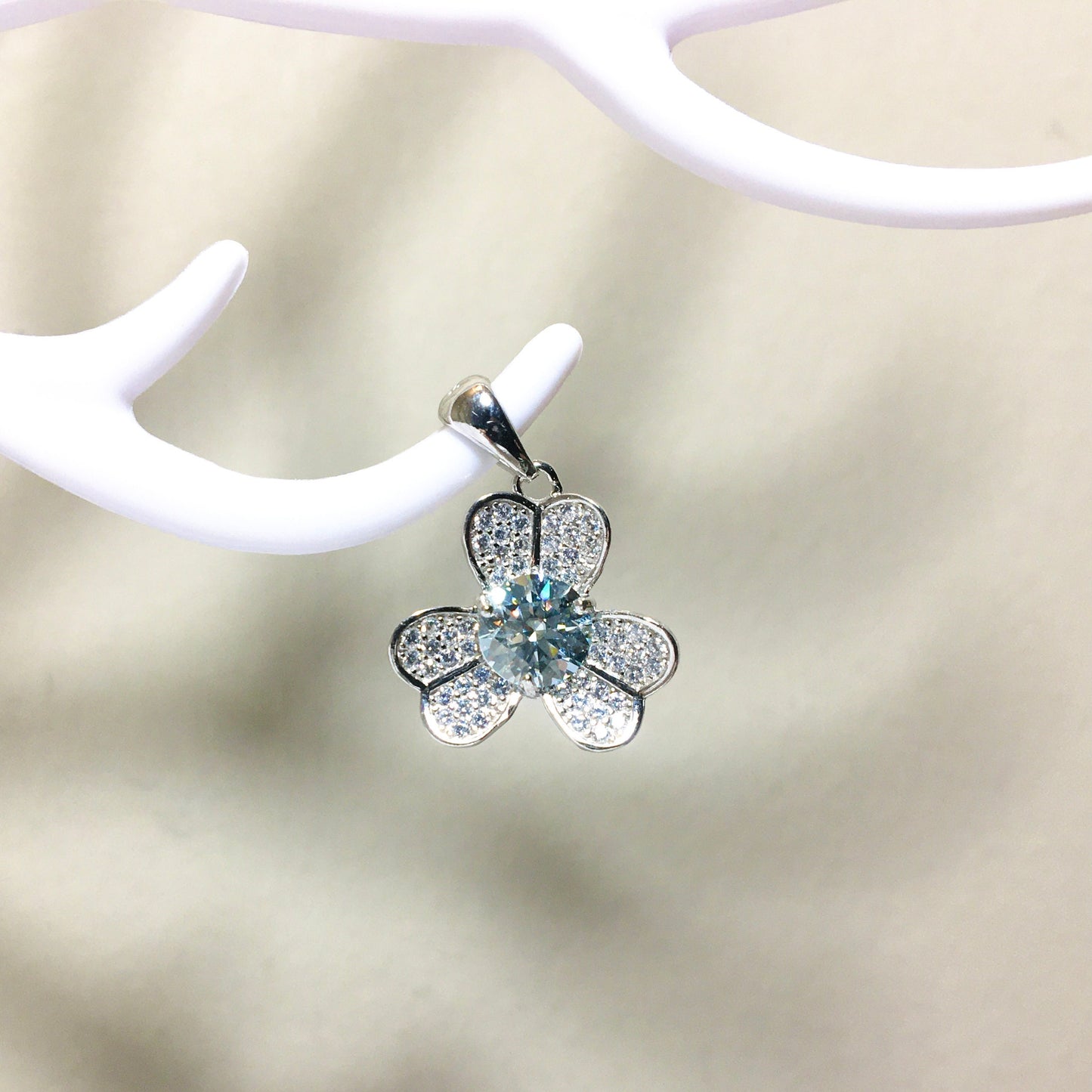 love Clover Light Blue moissanite Pendant,925Sterling Silver Necklace,Love Petals Diamond Necklace,Anniversary Birthdaygift,Wedding Jewelry,